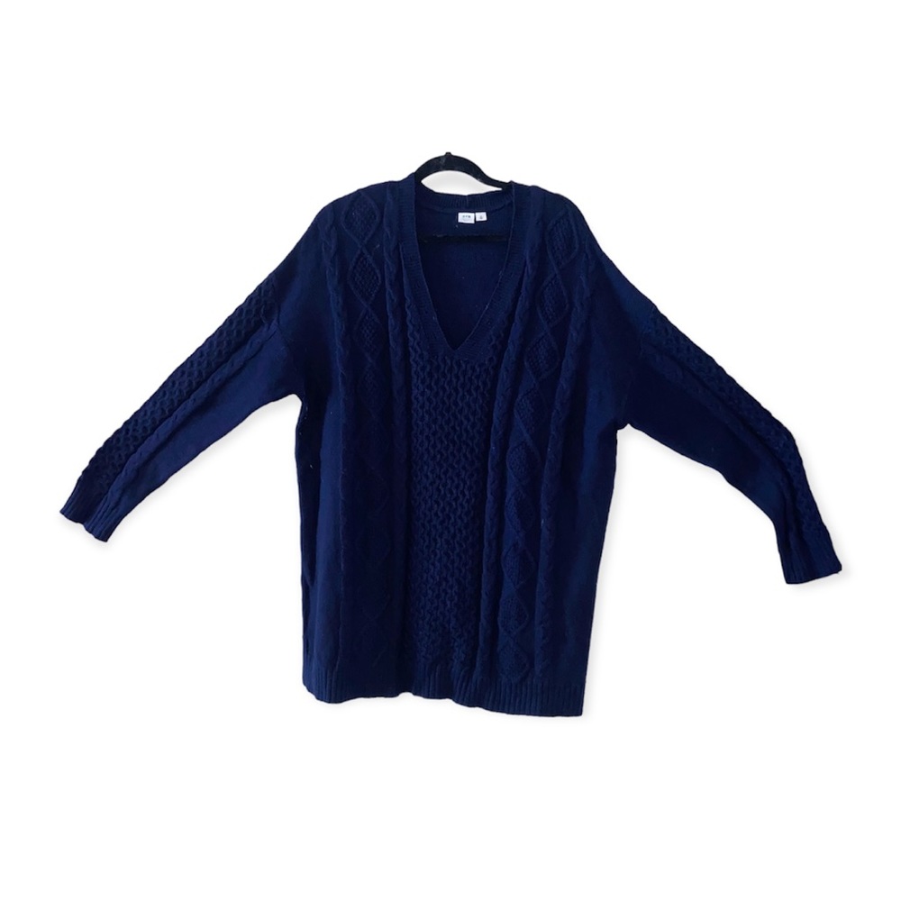 GAP Woman’s v-neck sweater